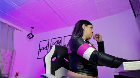 nicolee millerr online show from May 20, 12:33 pm