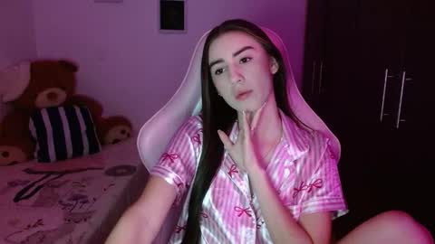 Snapshot of nicoll_28 chatting on February 8, 3:43 am nicoll_28 online show from February 8, 3:43 am