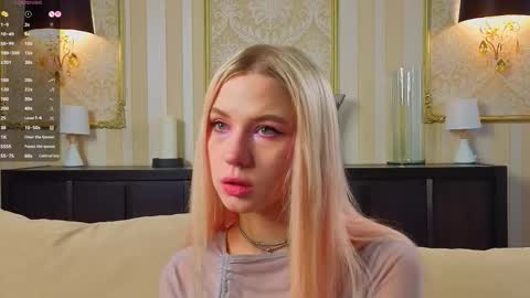 Snapshot of nicollefarrey chatting on March 4, 8:09 am Kim online show from March 4, 8:09 am