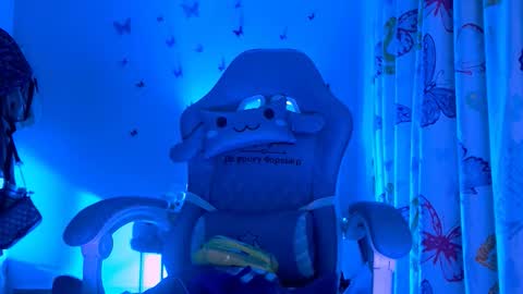 Nicolle Miley online show from March 22, 8:18 am