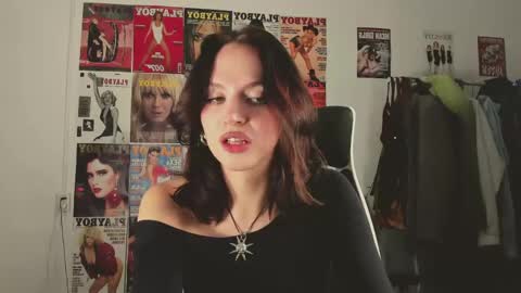 Snapshot of niky_jess chatting on March 1, 6:54 pm Veronica online show from March 1, 6:54 pm