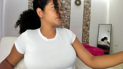 Snapshot of ninacollinss1 chatting on October 1, 4:13 pm ninabigboobs online show from October 1, 4:13 pm