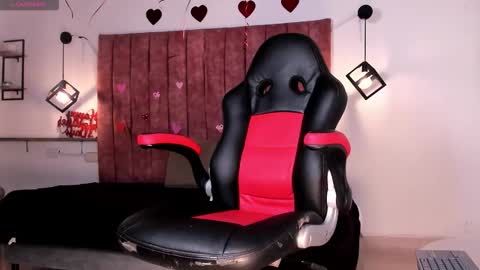 Snapshot of noah_katz chatting on February 21, 3:51 am Noah online show from February 21, 3:51 am