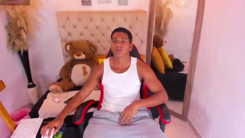 N O AH - S T H O  N E online show from January 19, 3:10 am