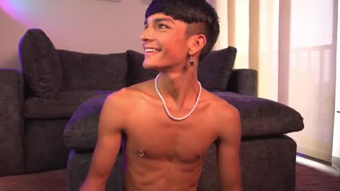 Snapshot of noahh_th03 chatting on February 22, 8:29 pm Noah online show from February 22, 8:29 pm