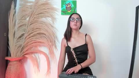 Snapshot of noami_rose chatting on February 11, 11:43 pm Noami Rose online show from February 11, 11:43 pm