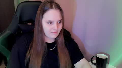 noir_ember_ online show from December 15, 12:42 pm