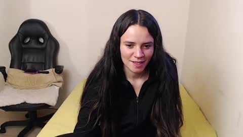 noreen_ online show from April 8, 7:25 pm