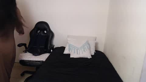 noreen_ online show from April 12, 6:13 pm