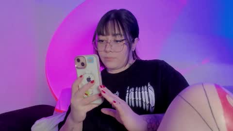  s online show from February 3, 8:14 pm