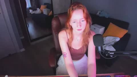 Snapshot of oddlyfamiliar chatting on September 12, 4:18 pm Call me Bee online show from September 12, 4:18 pm