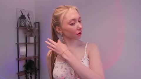 Lynna online show from May 24, 11:04 am