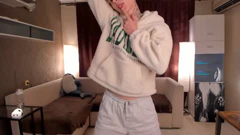 Oli online show from June 30, 6:09 pm