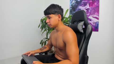 Snapshot of oliver_bray chatting on December 4, 1:14 am Oliver bray online show from December 4, 1:14 am