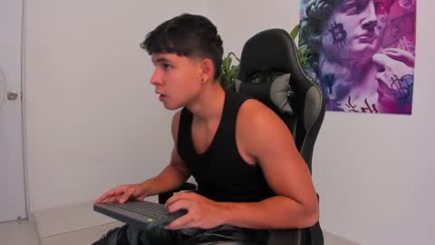 Snapshot of oliver_bray chatting on December 16, 5:00 pm Oliver bray online show from December 16, 5:00 pm