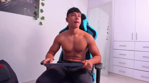 Snapshot of oliver_bray chatting on December 27, 12:39 am Oliver bray online show from December 27, 12:39 am