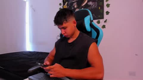 Snapshot of oliver_bray chatting on January 25, 4:57 pm Oliver bray online show from January 25, 4:57 pm