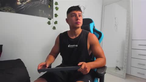 Snapshot of oliver_bray chatting on February 18, 12:48 am Oliver bray online show from February 18, 12:48 am