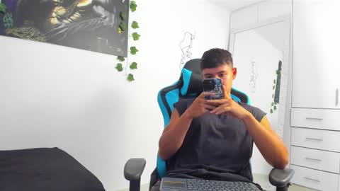 Snapshot of oliver_bray chatting on March 3, 9:05 pm Oliver bray online show from March 3, 9:05 pm