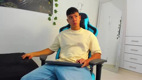 Snapshot of oliver_bray chatting on March 9, 3:05 pm Oliver bray online show from March 9, 3:05 pm