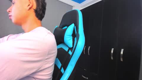 Snapshot of oliver_bray chatting on October 21, 11:38 pm Oliver bray online show from October 21, 11:38 pm