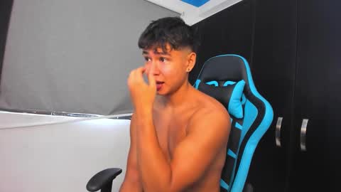 Snapshot of oliver_bray chatting on October 22, 5:02 pm Oliver bray online show from October 22, 5:02 pm