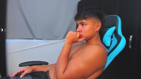 Snapshot of oliver_bray chatting on November 19, 9:59 pm Oliver bray online show from November 19, 9:59 pm