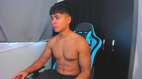 Snapshot of oliver_bray chatting on November 22, 3:22 pm Oliver bray online show from November 22, 3:22 pm