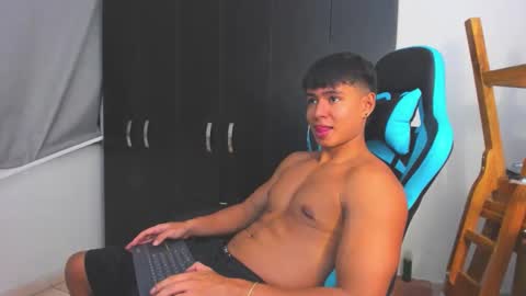 Snapshot of oliver_bray chatting on December 2, 9:43 pm Oliver bray online show from December 2, 9:43 pm