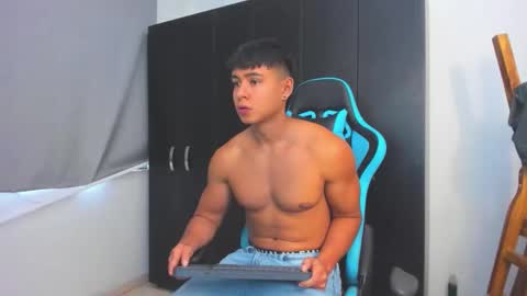 Snapshot of oliver_bray chatting on December 18, 7:42 pm Oliver bray online show from December 18, 7:42 pm