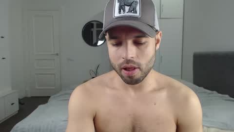 onebestlover online show from March 5, 7:06 pm