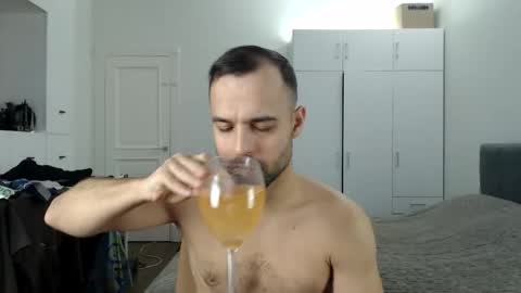 onebestlover online show from March 25, 9:04 am