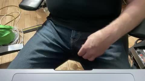 onlocationnyc online show from March 27, 12:05 am