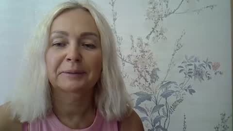 Snapshot of orange_luv chatting on August 7, 11:45 am orange_luv online show from August 7, 11:45 am