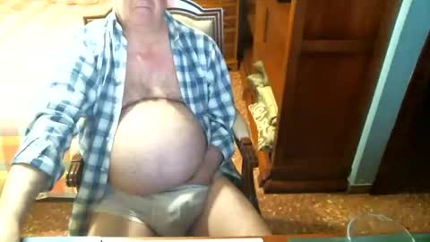 Snapshot of oscarw chatting on April 26, 4:37 pm Oscar online show from April 26, 4:37 pm
