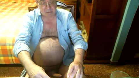 Snapshot of oscarw chatting on May 20, 2:45 pm Oscar online show from May 20, 2:45 pm