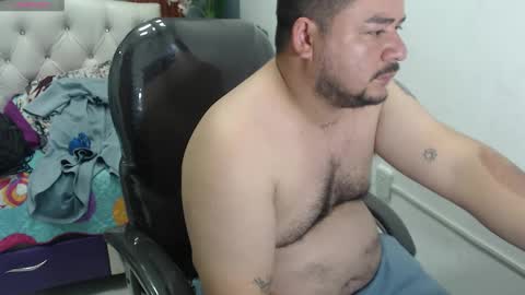 Snapshot of oso_gael chatting on February 6, 2:31 pm Bear Gael online show from February 6, 2:31 pm