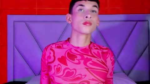 owen_stone1 online show from April 18, 6:45 pm