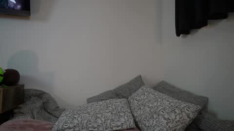 Holly  online show from May 6, 3:02 am