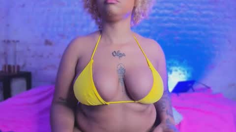 Snapshot of pamela_west chatting on December 18, 8:04 pm Pamela West online show from December 18, 8:04 pm