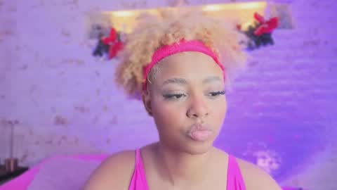 Snapshot of pamela_west chatting on December 19, 8:05 pm Pamela West online show from December 19, 8:05 pm