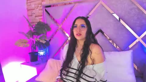 Snapshot of paulette_dupont_ chatting on December 23, 3:48 am paulette_dupont_ online show from December 23, 3:48 am