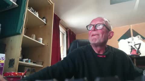 Snapshot of pc8474408 chatting on May 3, 9:26 am pc8474408 online show from May 3, 9:26 am