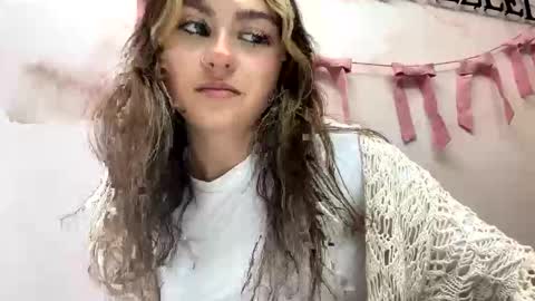 peachesncreampiezz online show from May 23, 8:46 pm
