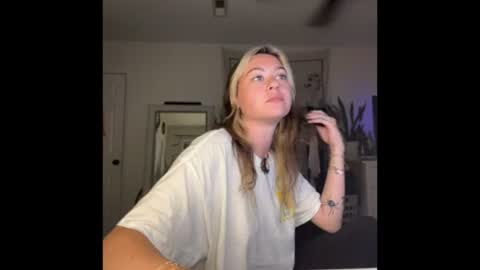Snapshot of peachesncreampiezz chatting on July 5, 1:34 am peachesncreampiezz online show from July 5, 1:34 am