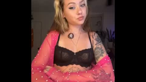 Snapshot of peachesncreampiezz chatting on July 10, 2:38 am peachesncreampiezz online show from July 10, 2:38 am