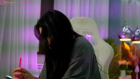 Dee online show from February 6, 2:20 pm