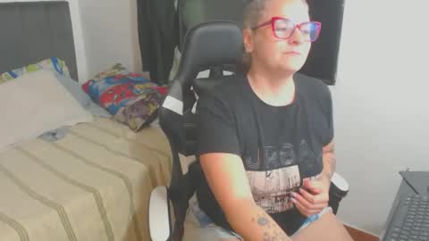 Snapshot of perlagoloza05 chatting on December 3, 1:52 am goloza online show from December 3, 1:52 am