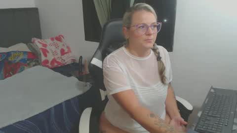 Snapshot of perlagoloza05 chatting on January 21, 12:46 am goloza online show from January 21, 12:46 am