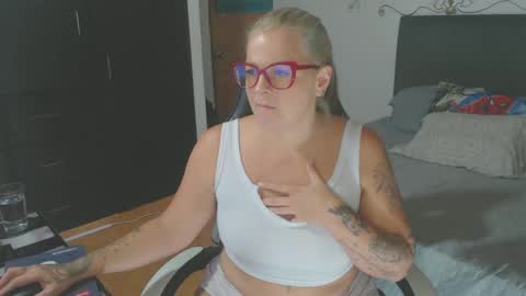 Snapshot of perlagoloza05 chatting on February 18, 1:10 am goloza online show from February 18, 1:10 am